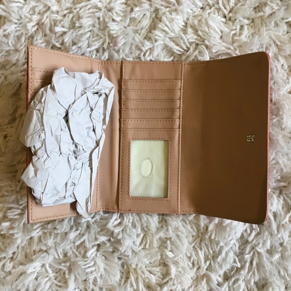 ✨RED GUESS WALLET - Picture 3 of 3